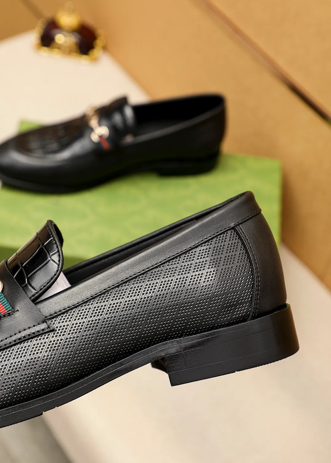 Men's shoes 💰442 💐 Product trademark: GUCCI "Gucci" casual leather shoes Regular size: 38-44 (45.46🉑️customized) Product materials: Selected imported first-layer calfskin embossed upper + luxury hardware buckle, imported small dyed cowhide leather lining. Strong three-dimensional visual effect, combined outsole Color: 1⃣️color optional